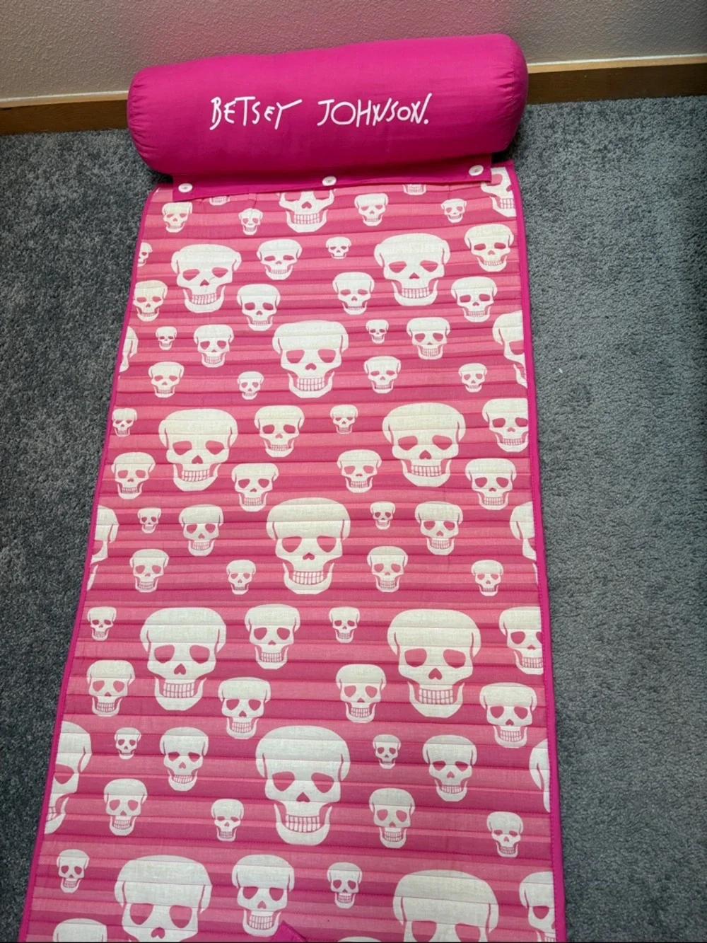 NWT Betsey Johnson Pink Skull Quilted Beach / Pool Mat with Pillow & Carry Strap